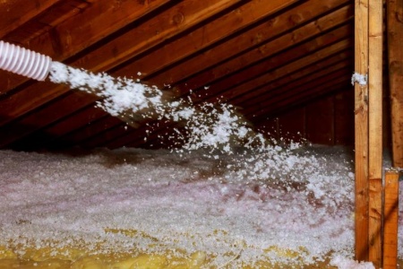 La ouate de cellulose isole les combles par l'int&eacute;rieur pr&egrave;s d'&Eacute;pinal